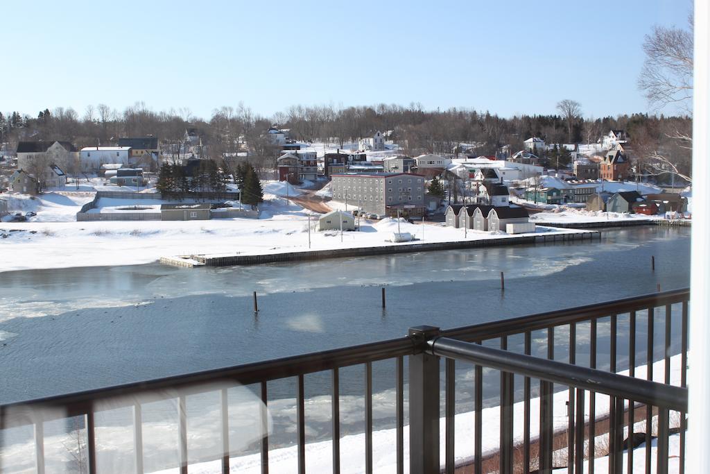 Lanes Riverhouse Inn & Cottages Montague Room photo