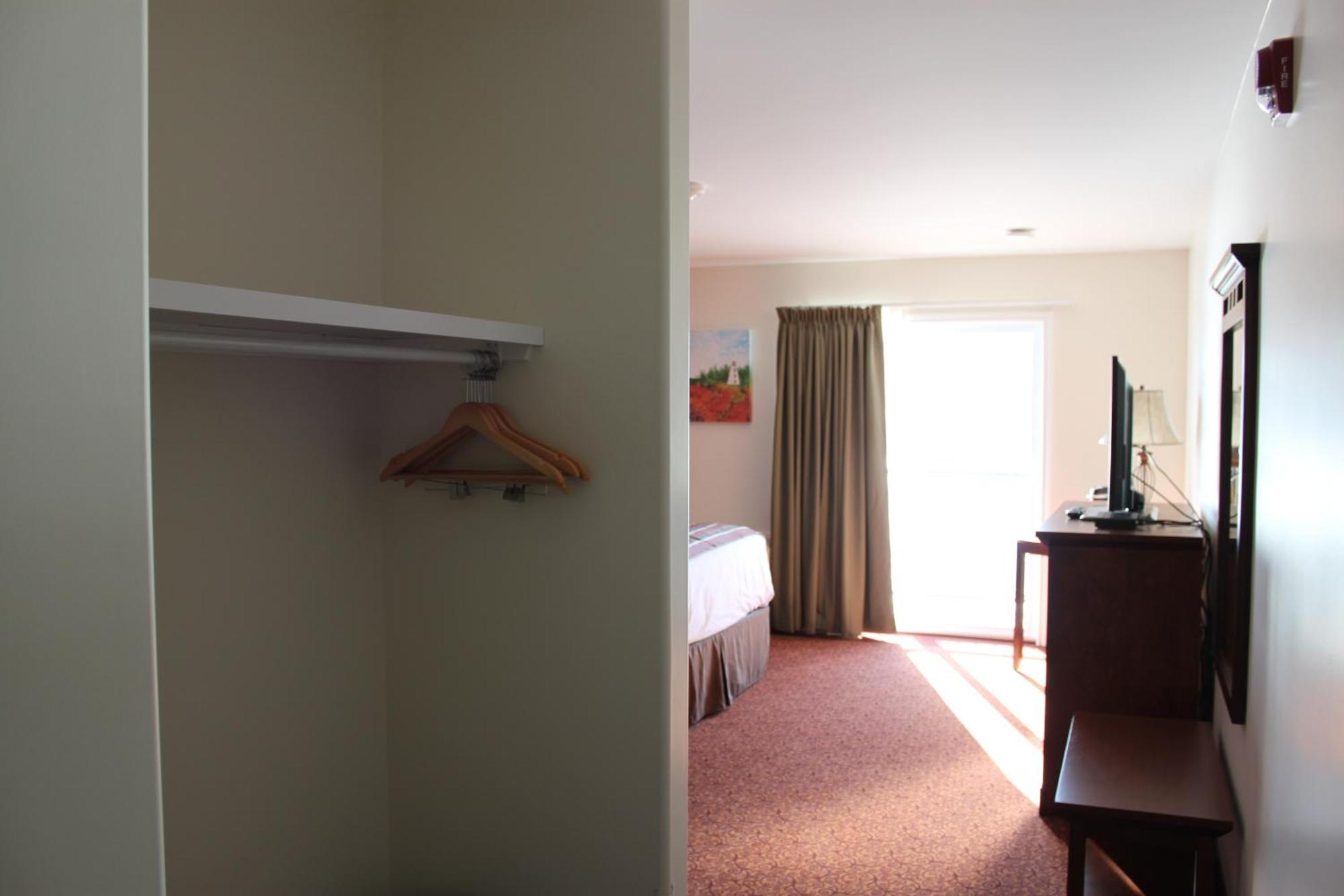 Lanes Riverhouse Inn & Cottages Montague Room photo