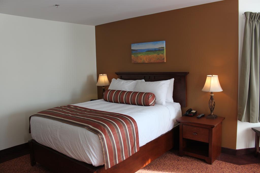 Lanes Riverhouse Inn & Cottages Montague Room photo