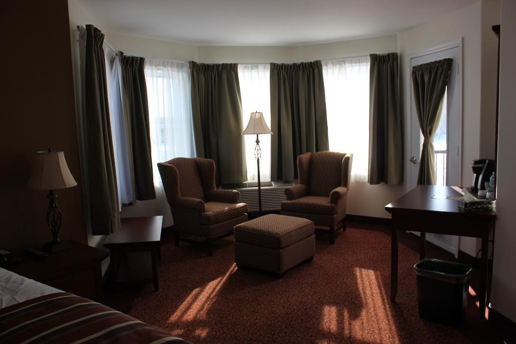 Lanes Riverhouse Inn & Cottages Montague Room photo