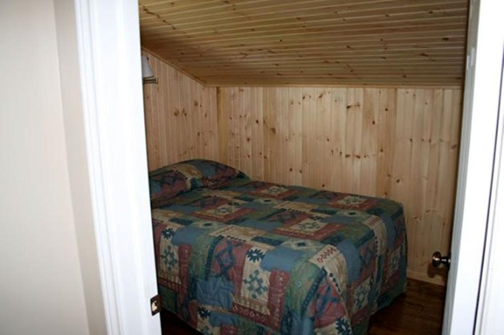 Lanes Riverhouse Inn & Cottages Montague Room photo