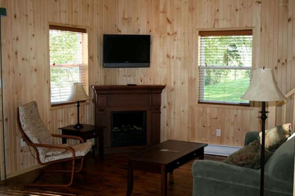 Lanes Riverhouse Inn & Cottages Montague Room photo