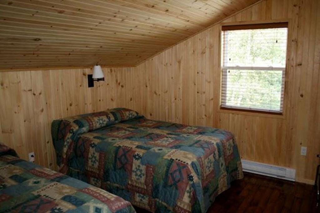 Lanes Riverhouse Inn & Cottages Montague Room photo