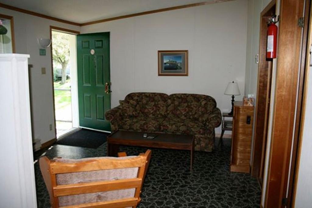 Lanes Riverhouse Inn & Cottages Montague Room photo