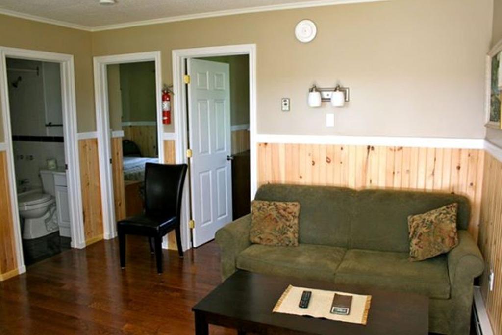 Lanes Riverhouse Inn & Cottages Montague Room photo