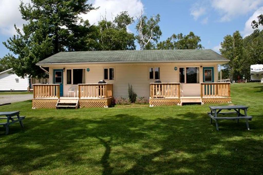Lanes Riverhouse Inn & Cottages Montague Room photo