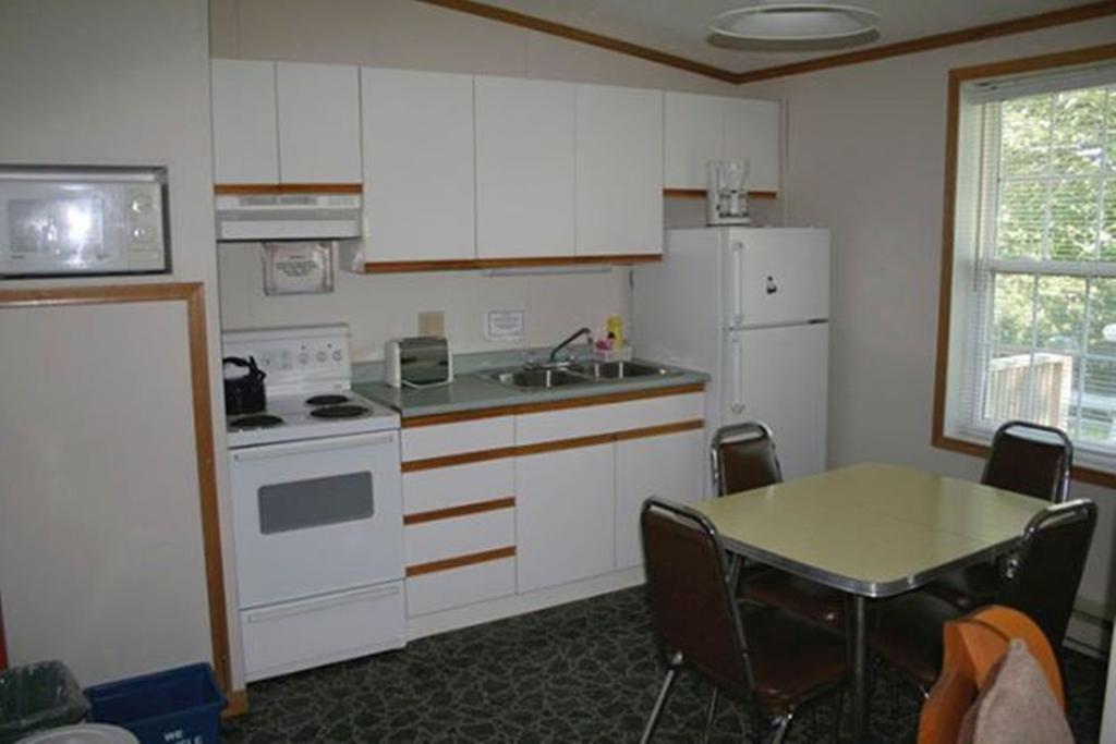 Lanes Riverhouse Inn & Cottages Montague Room photo